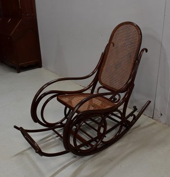 Sedia a dondolo e poggiapiedi in legno di faggio, spirito Thonet - 1900