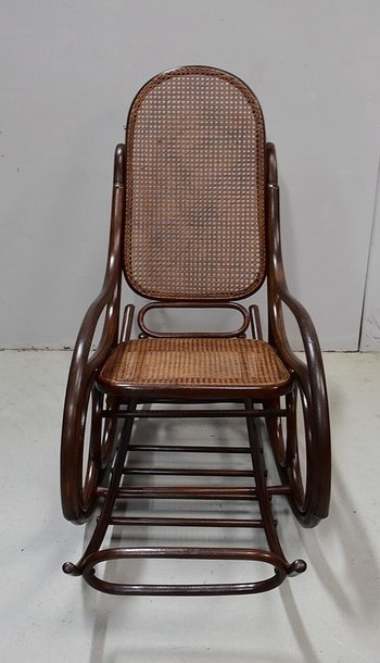 Sedia a dondolo e poggiapiedi in legno di faggio, spirito Thonet - 1900