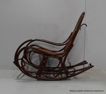 Sedia a dondolo e poggiapiedi in legno di faggio, spirito Thonet - 1900