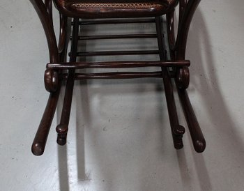 Sedia a dondolo e poggiapiedi in legno di faggio, spirito Thonet - 1900