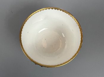 Une belle coupe ornée de bijoux de style Sèvres, peinte de scènes militaires et de trophées.