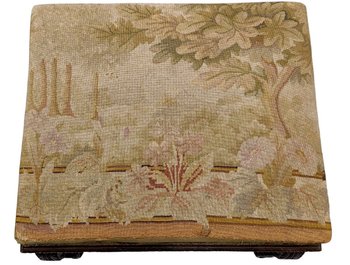 Tabouret De Style Louis XIV Recouvert De Tapisserie