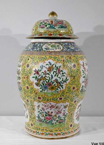 Important Porcelain Vase, Canton - Late 19th Century