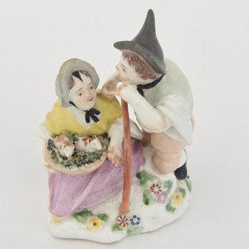 Group in polychrome porcelain of Vienna representing a couple of peasants 18th century