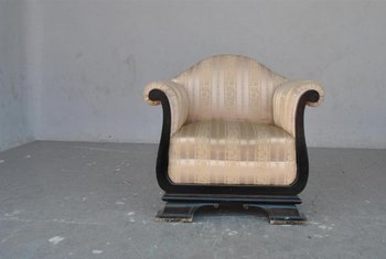 Paar Art Deco Sessel aus geschwärztem Holz und Seide