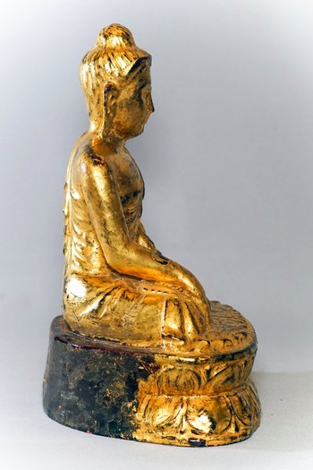 Bouddha de Birmanie en bois laqué doré à la feuille d'or 