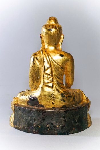 Bouddha de Birmanie en bois laqué doré à la feuille d'or 