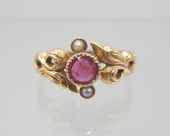 Garnet and pearl ring, 19th Century.