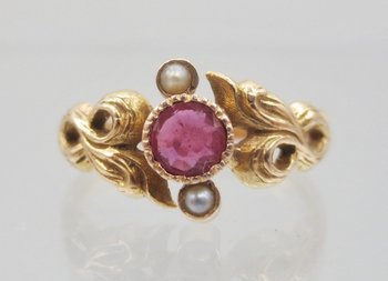 Garnet and pearl ring, 19th Century.