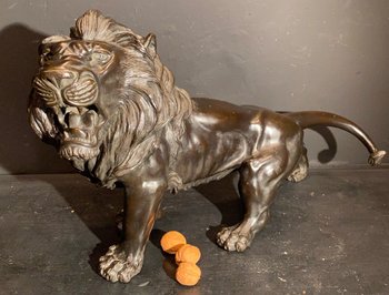 Lion marchant en bronze