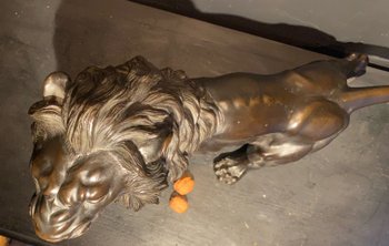 Lion marchant en bronze