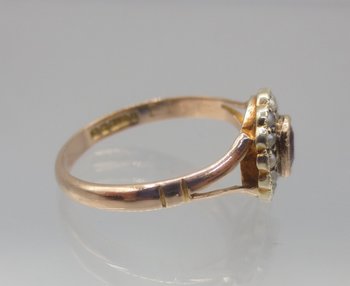 Anello in oro 9 carati, granati e perle.