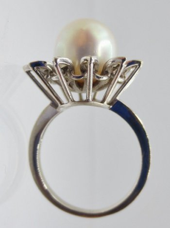 Ring, Perle und Weißgold.