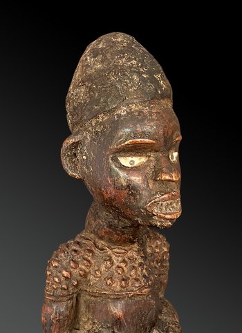 STATUETTE mit Darstellung einer TAMBOURINARY Kongo-Kultur, Demokratische Republik Kongo Erste Hälfte des 20. Jahrhunderts