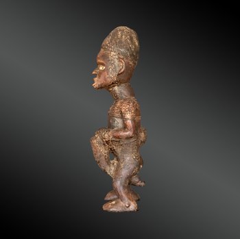 STATUETTE mit Darstellung einer TAMBOURINARY Kongo-Kultur, Demokratische Republik Kongo Erste Hälfte des 20. Jahrhunderts