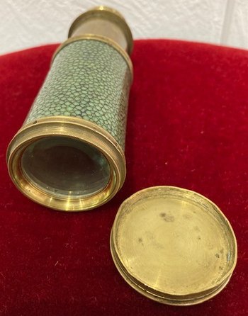 Lorgnette in green stained shagreen with a gilded brass tube, signed "Dollond London". XVIII century