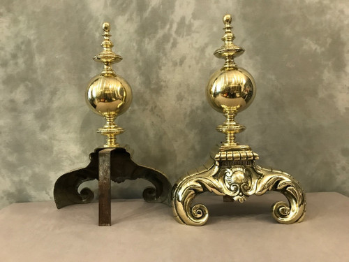 Coppia di grandi candelabri in ottone lucido di modello olandese del XIX secolo