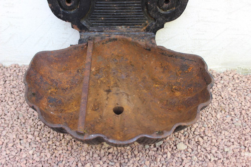 Cast iron fountain end of XIX