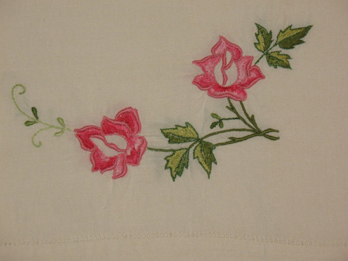 Ensemble de 2 draps brodés et leurs taies d'oreillers  décor de roses brodées  époque 20ème