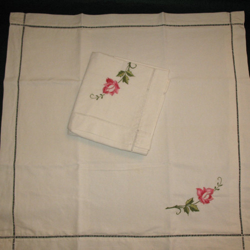 Ensemble de 2 draps brodés et leurs taies d'oreillers  décor de roses brodées  époque 20ème