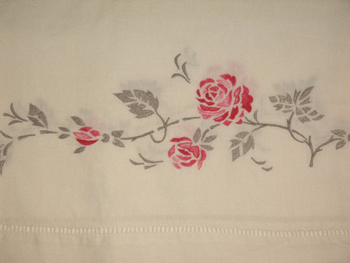 Ensemble de 2 draps brodés et leurs taies d'oreillers  décor de roses brodées  époque 20ème