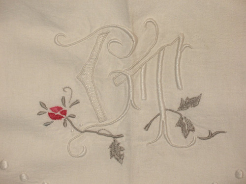 Ensemble de 2 draps brodés et leurs taies d'oreillers  décor de roses brodées  époque 20ème