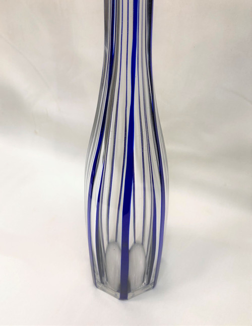 Grande carafe ancienne en cristal de BACCARAT doublé bleu, modèle MALMAISON 46 cm