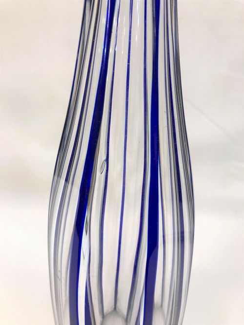 Grande carafe ancienne en cristal de BACCARAT doublé bleu, modèle MALMAISON 46 cm