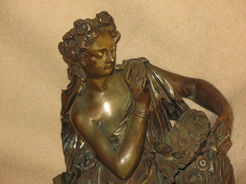 Scultura in bronzo di donna in stile antico con nido d'uccello, XIX secolo