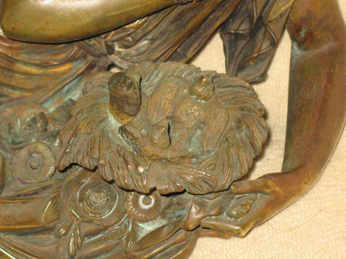 Scultura in bronzo di donna in stile antico con nido d'uccello, XIX secolo