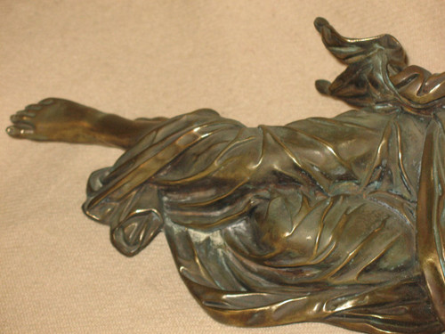 Scultura in bronzo di donna in stile antico con nido d'uccello, XIX secolo