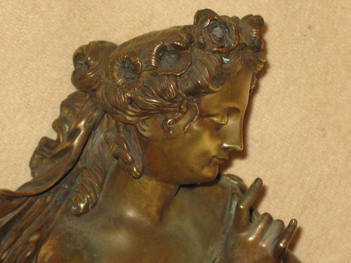 Scultura in bronzo di donna in stile antico con nido d'uccello, XIX secolo