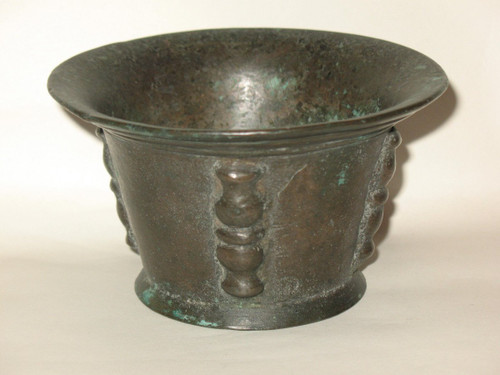 Small bronze mortar with buttresses, 18th century Origin Val de Loire