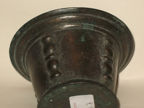 Small bronze mortar with buttresses, 18th century Origin Val de Loire