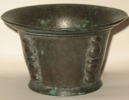 Small bronze mortar with buttresses, 18th century Origin Val de Loire