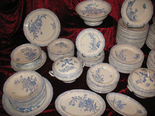 Table service of 120 pieces in earthenware from Gien decorated with flowers and butterflies, 19th century