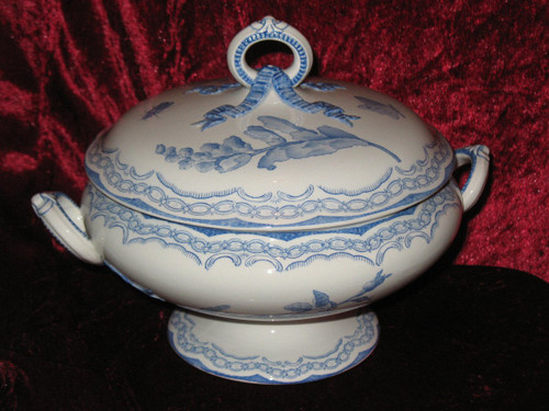 Table service of 120 pieces in earthenware from Gien decorated with flowers and butterflies, 19th century