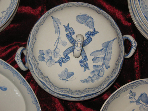 Table service of 120 pieces in earthenware from Gien decorated with flowers and butterflies, 19th century