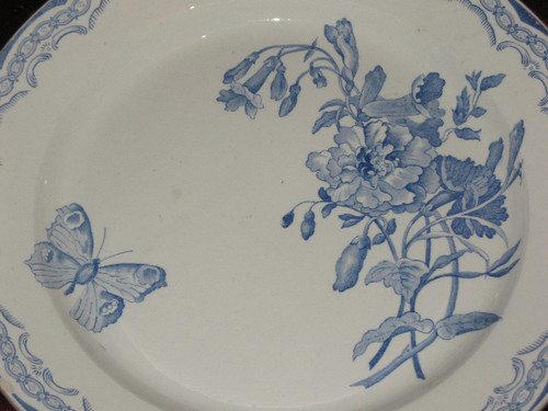 Table service of 120 pieces in earthenware from Gien decorated with flowers and butterflies, 19th century