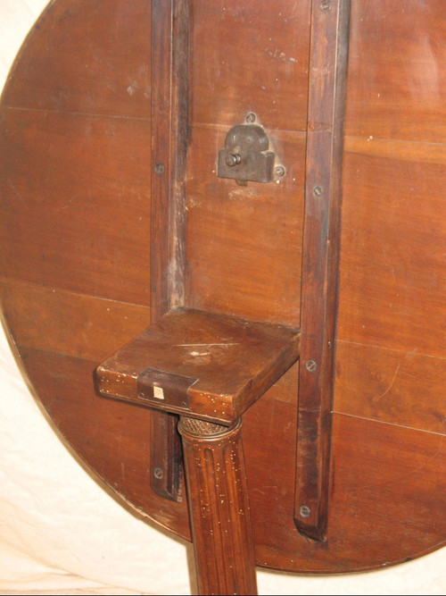 Tilting tripod pedestal in walnut, Louis XVI style, early 19th century