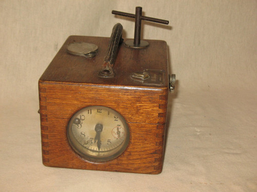 Printing chronometer recorder for pigeon fanciers in its original box from the early 20th century