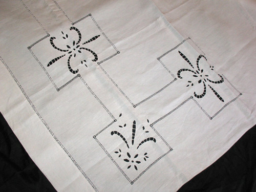 Sheet with back in Richelieu embroidery and handmade openwork decorated with fleur-de-lys