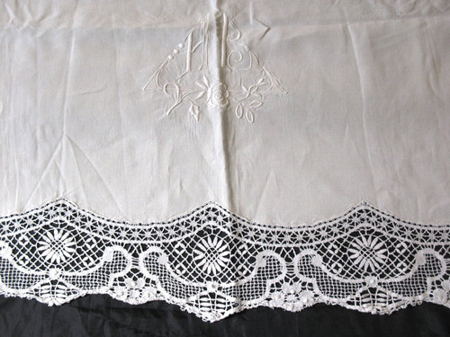 Large wire wedding drape with wide border and back in bobbin lace early 20th century