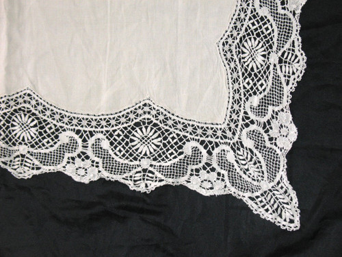 Large wire wedding drape with wide border and back in bobbin lace early 20th century