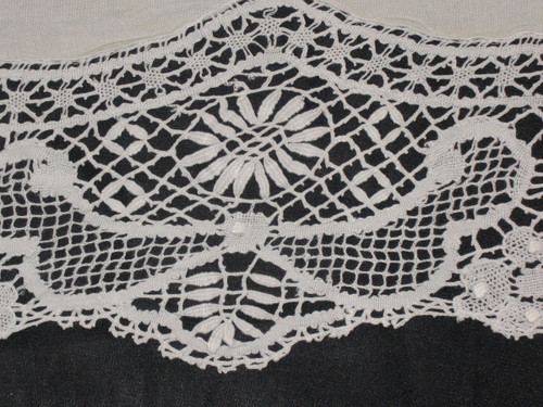 Large wire wedding drape with wide border and back in bobbin lace early 20th century