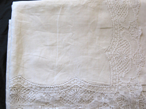 Large wire wedding drape with wide border and back in bobbin lace early 20th century