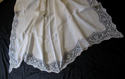 Large wire wedding drape with wide border and back in bobbin lace early 20th century