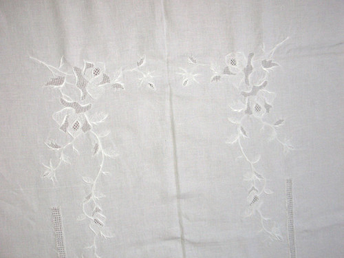 White embroidery tablecloth and days with its 12 napkins