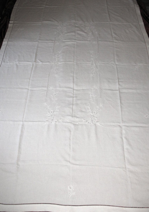 White embroidery tablecloth and days with its 12 napkins