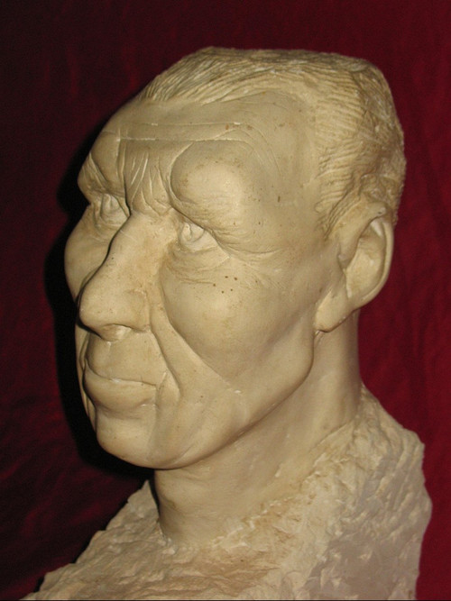 Busto di uomo in pietra di Borgogna firmato Moudie, XX secolo